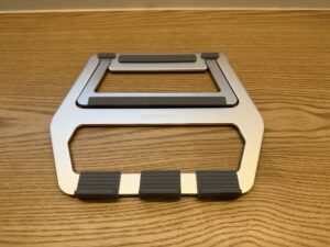 Amazonベーシック ノートパソコン用スタンド(畳んだ状態)