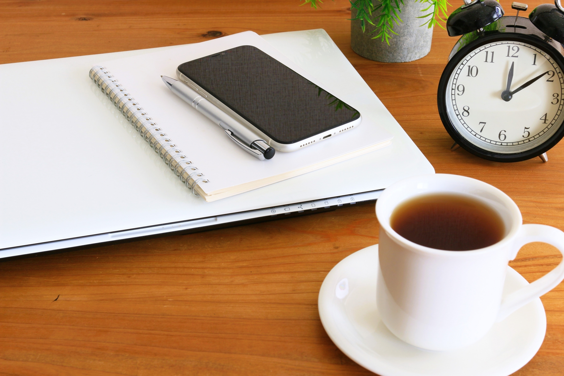 ノートの上のスマートホン