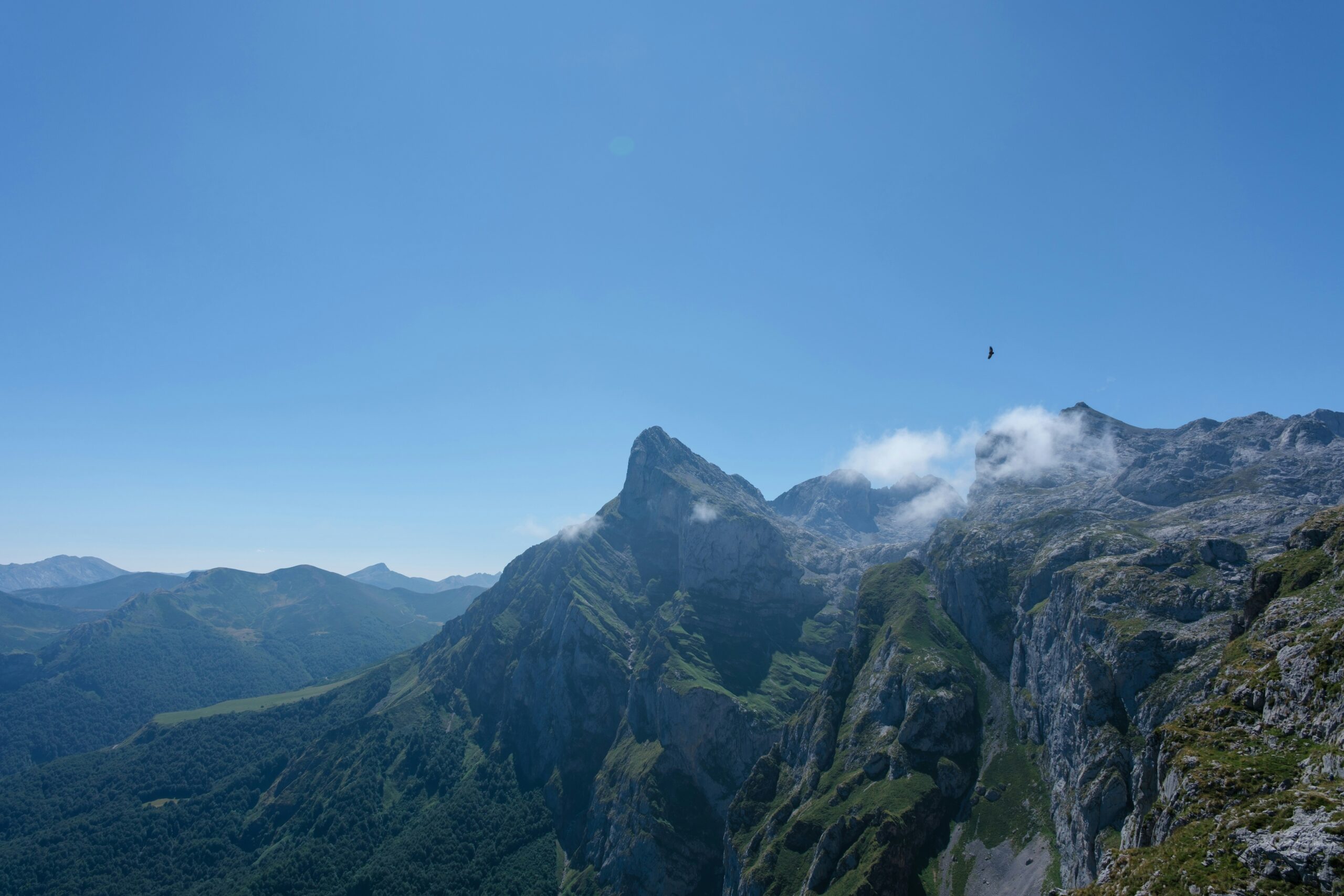 澄み切った青空と山々の風景