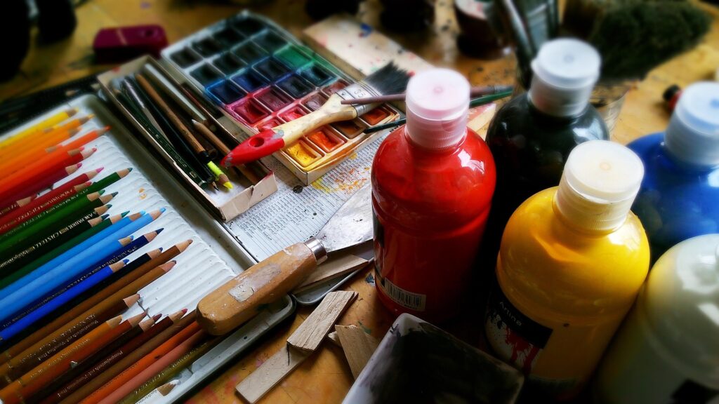 絵筆や色鉛筆が並ぶカラフルなアートツール