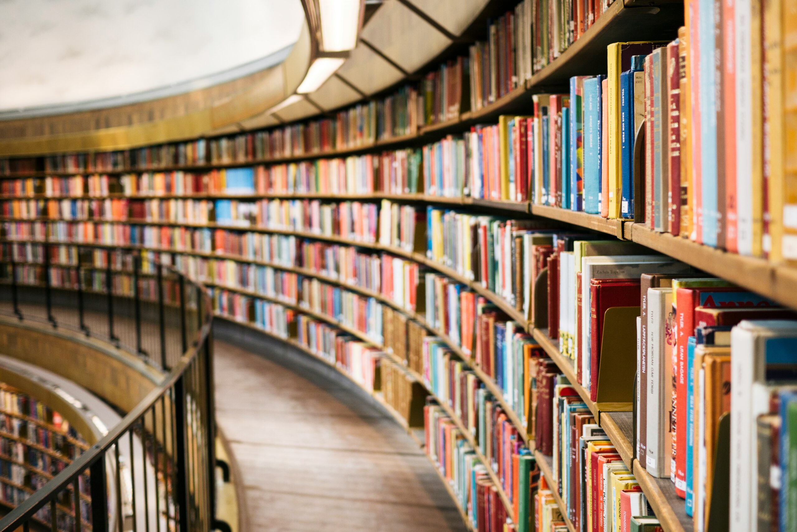 多くの本が並ぶ_図書館